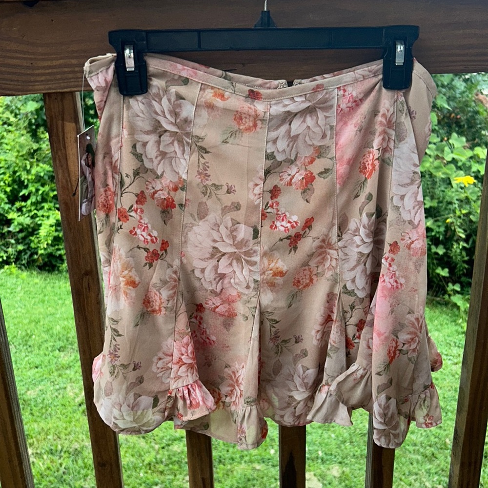 Super cute Molly green flowy floral shorts
